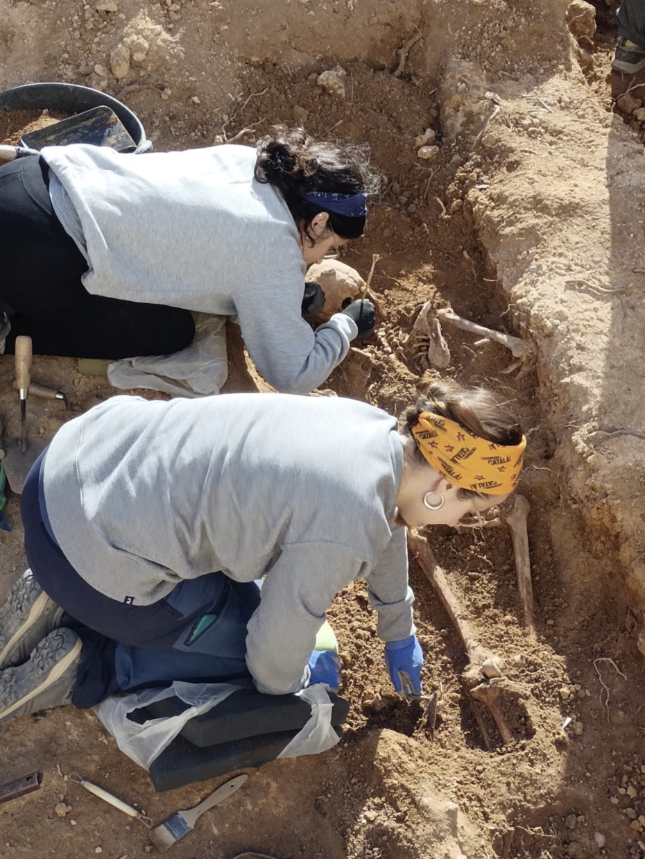 Laura i Júlia treballant en una excavació